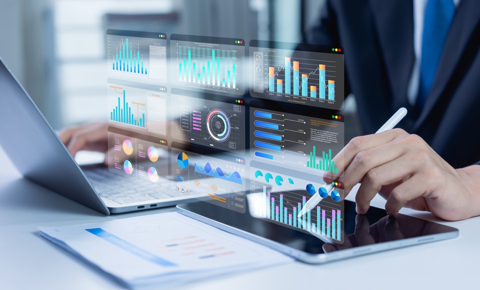 Painéis digitais exibindo gráficos e indicadores de desempenho